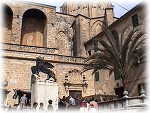 Der Löwe von Sineu blickt über den Marktplatz