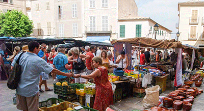 Marktstand mit Obst und Gemüse